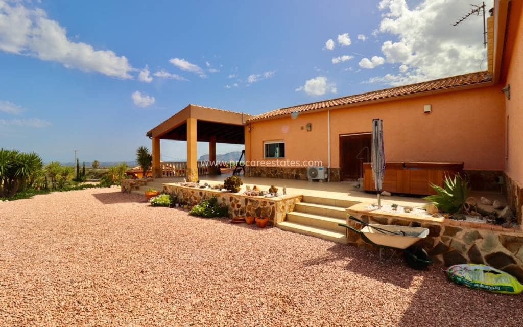 4 soveværelse Finca/Landehus til salg i Albatera med swimmingpool garage - € 540.000 (Ref: 9818467)