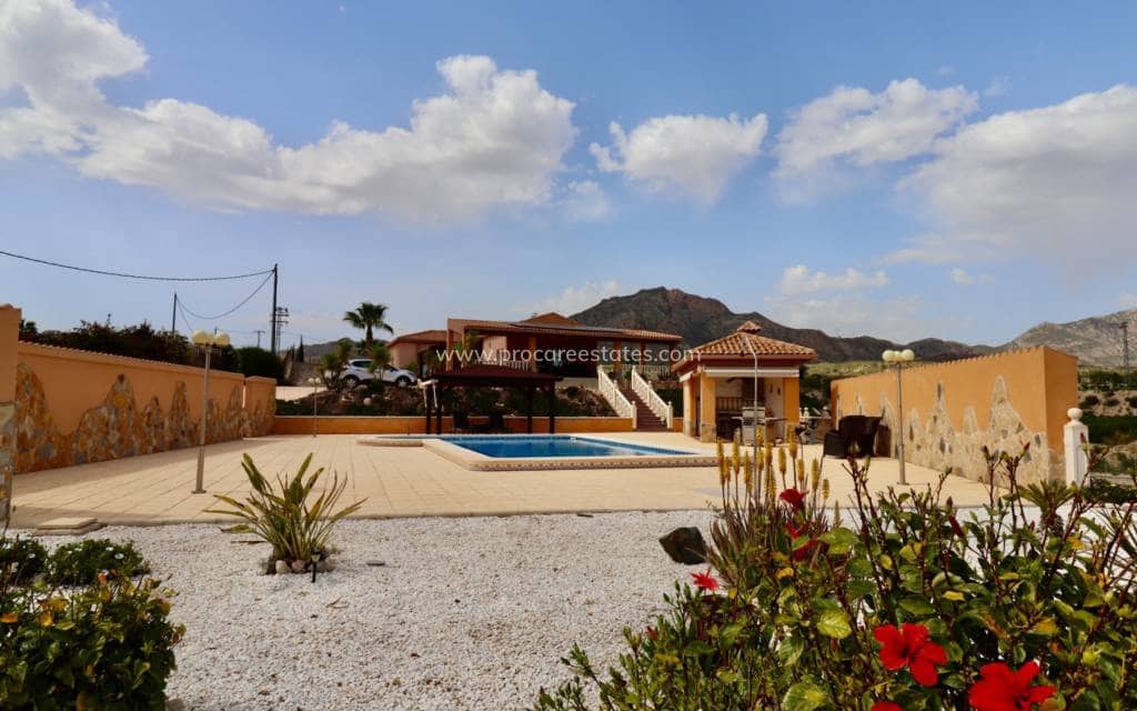 4 soveværelse Finca/Landehus til salg i Albatera med swimmingpool garage - € 540.000 (Ref: 9818467)