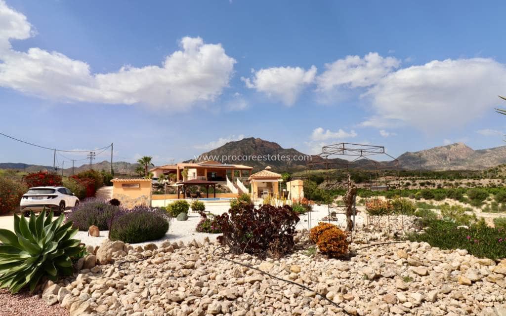 4 soveværelse Finca/Landehus til salg i Albatera med swimmingpool garage - € 540.000 (Ref: 9818467)