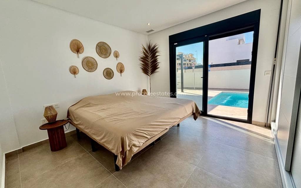 3 bedroom Villa for sale in Rojales with pool - € 483,000 (Ref: 9850096)