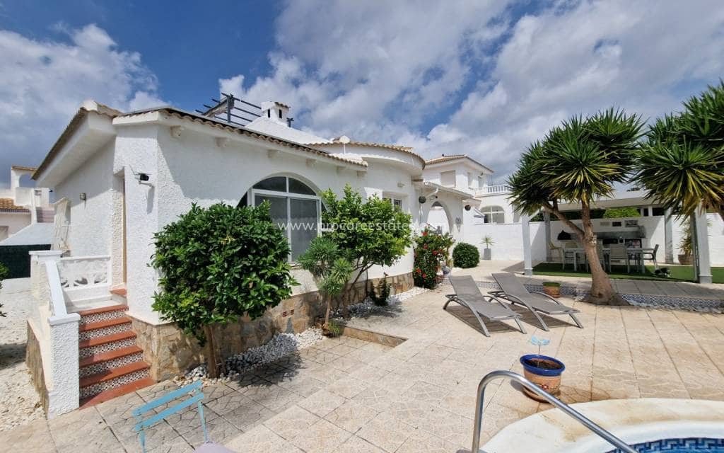 3 bedroom Villa for sale in Pueblo Bravo with pool - € 440,000 (Ref: 9850108)