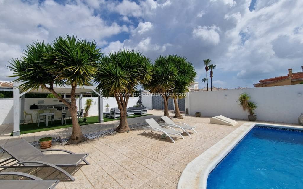 3 bedroom Villa for sale in Pueblo Bravo with pool - € 440,000 (Ref: 9850108)