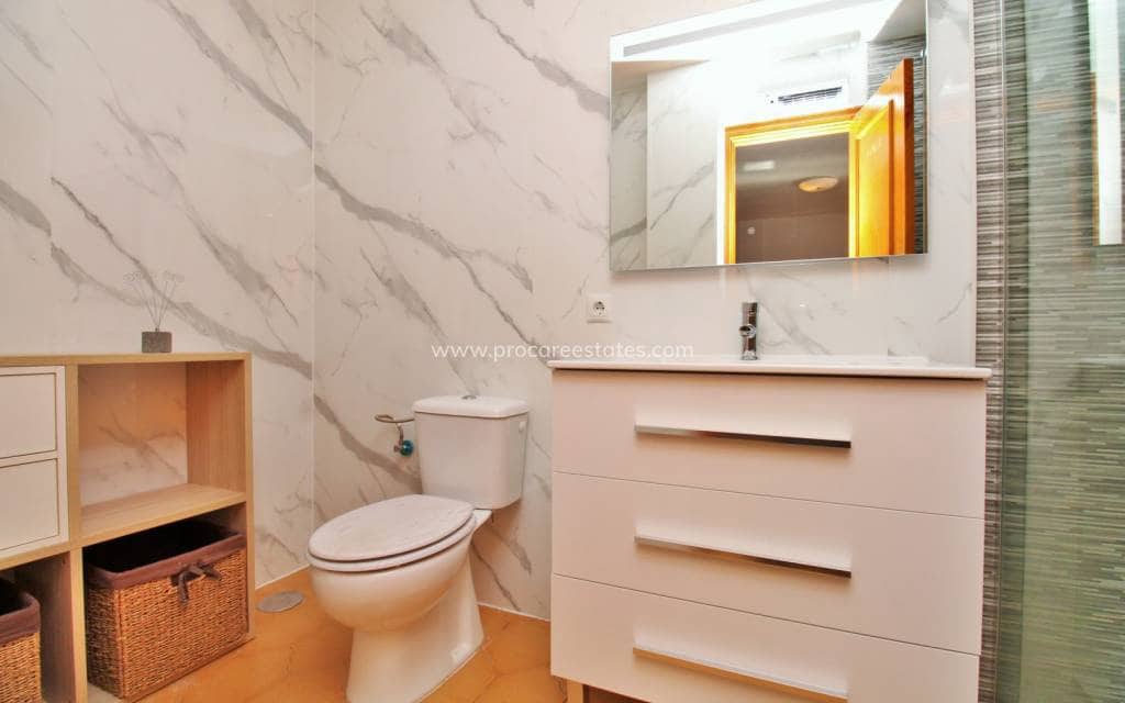 2 soveværelse Lejlighed til salg i Villamartin med swimmingpool - € 164.900 (Ref: 9921085)