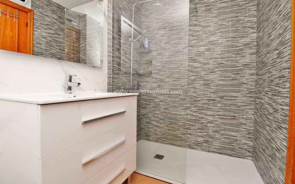 2 soveværelse Lejlighed til salg i Villamartin med swimmingpool - € 164.900 (Ref: 9921085)