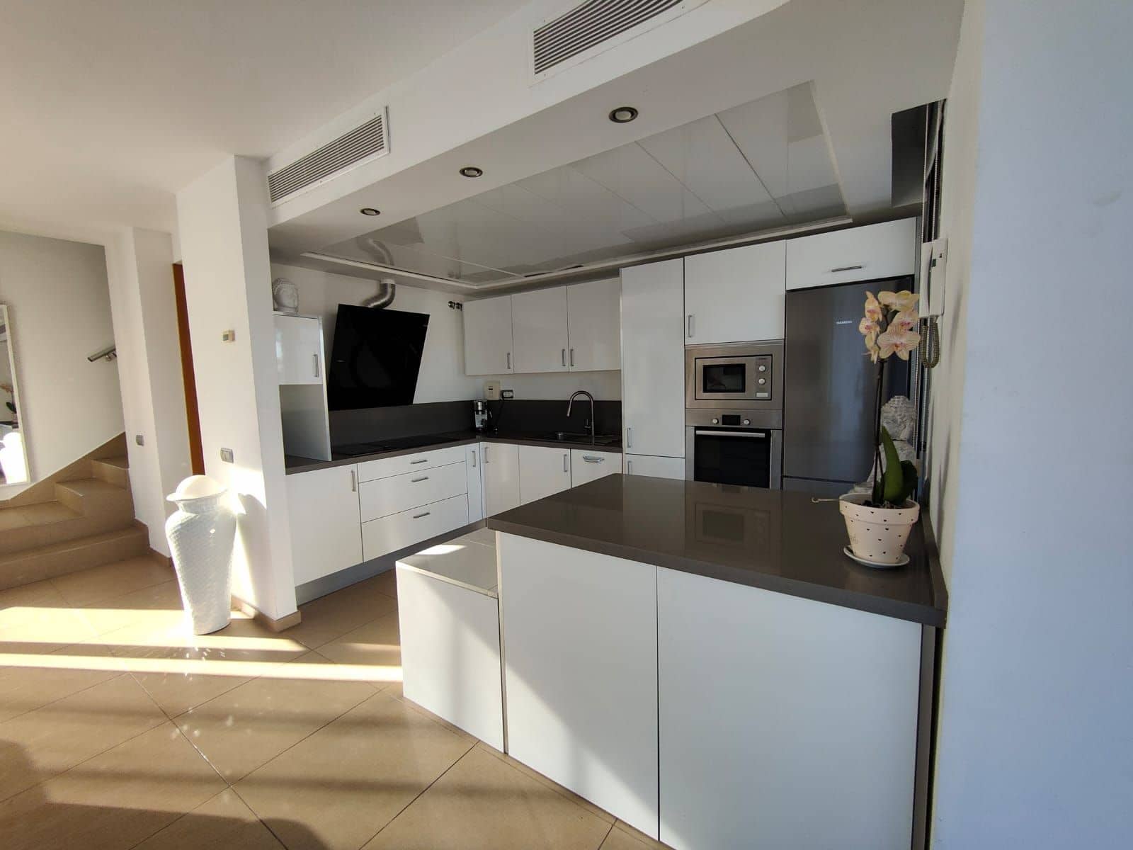 2 slaapkamer Villa te huur in Salobre Golf met garage - € 2.500 (Ref: 9217020)