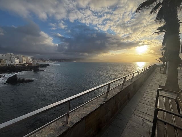 2 bedroom Commercial for sale in Las Palmas de Gran Canaria - € 190,000 (Ref: 9256738)