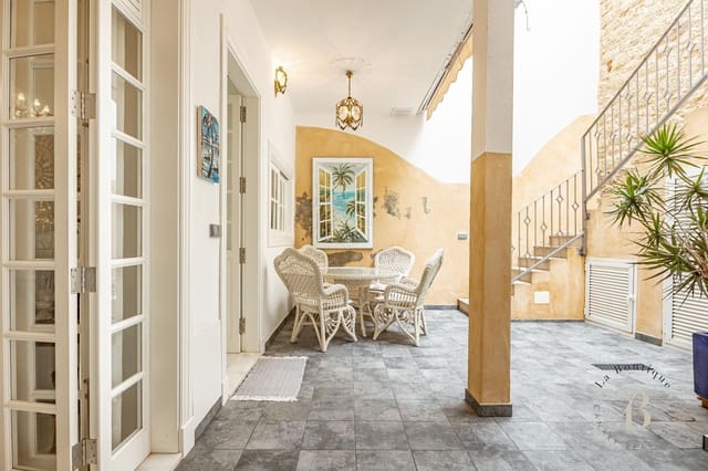 4 slaapkamer Villa te koop in Triana, Las Palmas de Gran Canaria - € 1.400.000 (Ref: 9560898)