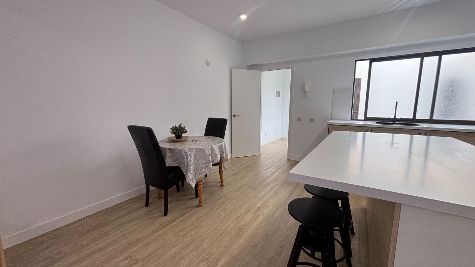 2 bedroom Flat for rent in Las Palmas de Gran Canaria with garage - € 1,300 (Ref: 9859061)