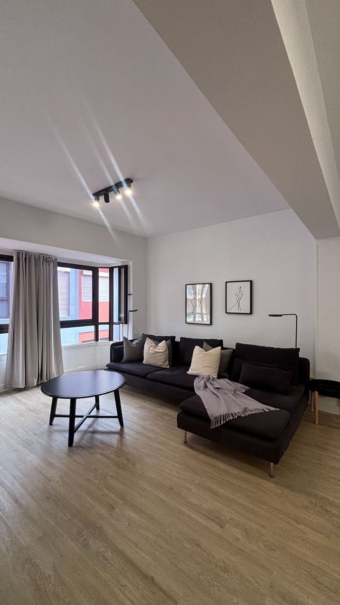 2 bedroom Flat for rent in Las Palmas de Gran Canaria with garage - € 1,300 (Ref: 9859061)