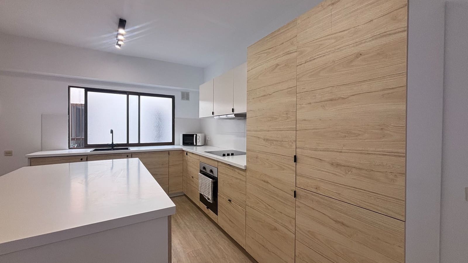 2 bedroom Flat for rent in Las Palmas de Gran Canaria with garage - € 1,300 (Ref: 9859061)
