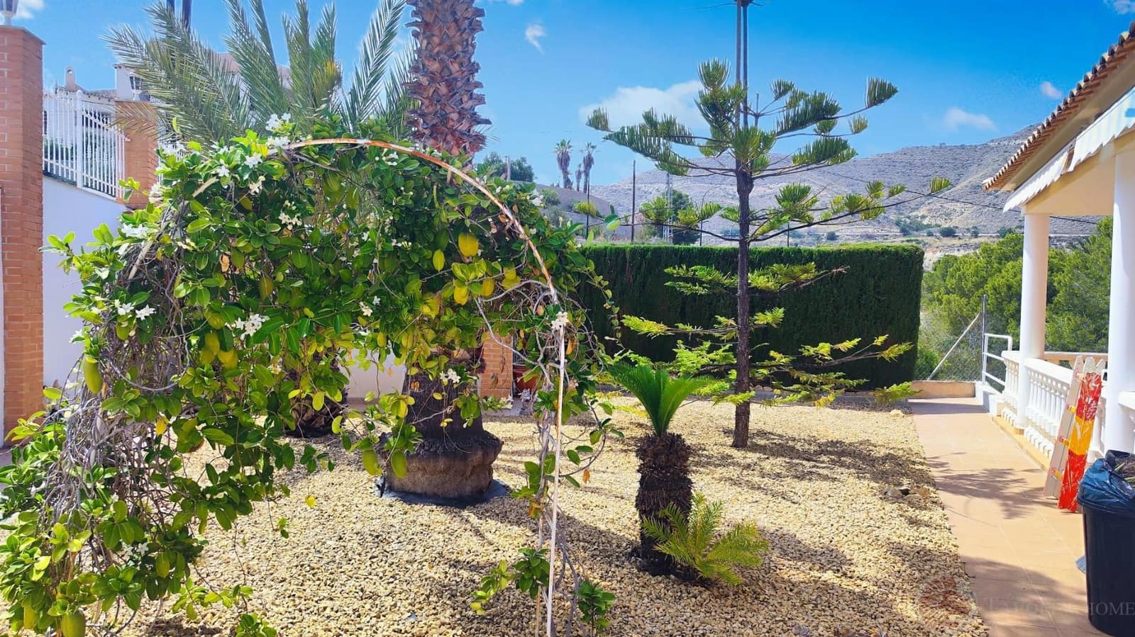 5 bedroom Villa for rent in Venta Lanuza with pool garage - € 2,800 (Ref: 9106123)