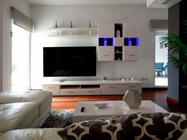 6 soverom Villa til salgs i Alicante by med svømmebasseng garasje - € 1 490 000 (Ref: 8085000)