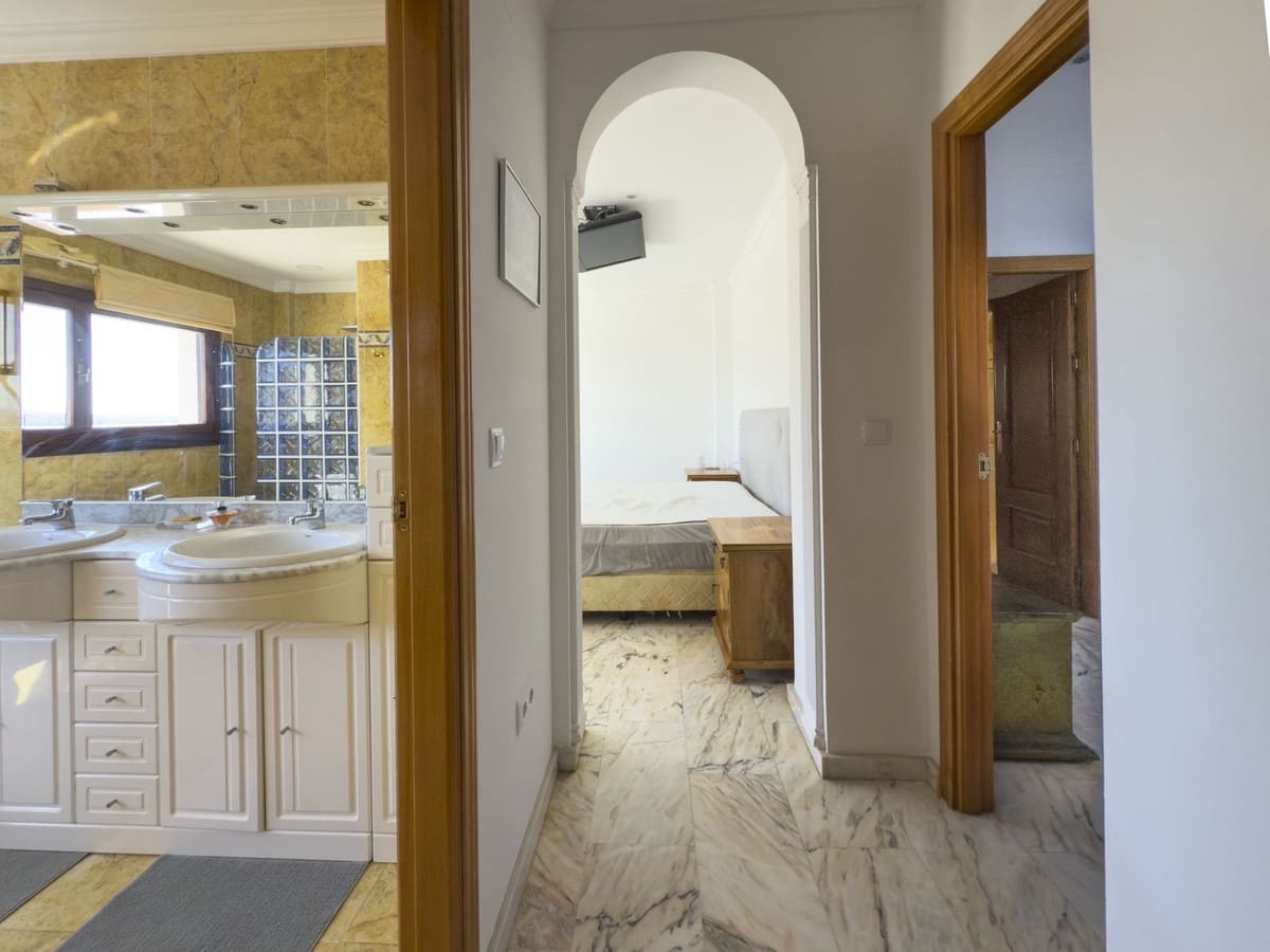 4 makuuhuone Huvila myytävänä paikassa Alhaurin el Grande mukana uima-altaan 
autotalli - 999 999 € (Ref: 8157827)