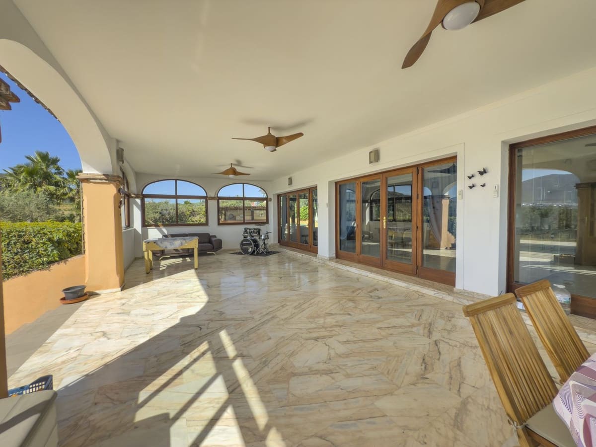 4 makuuhuone Huvila myytävänä paikassa Alhaurin el Grande mukana uima-altaan 
autotalli - 999 999 € (Ref: 8157827)