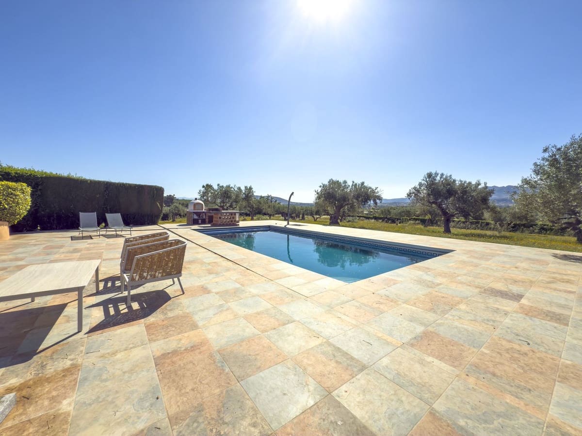 4 makuuhuone Huvila myytävänä paikassa Alhaurin el Grande mukana uima-altaan 
autotalli - 999 999 € (Ref: 8157827)