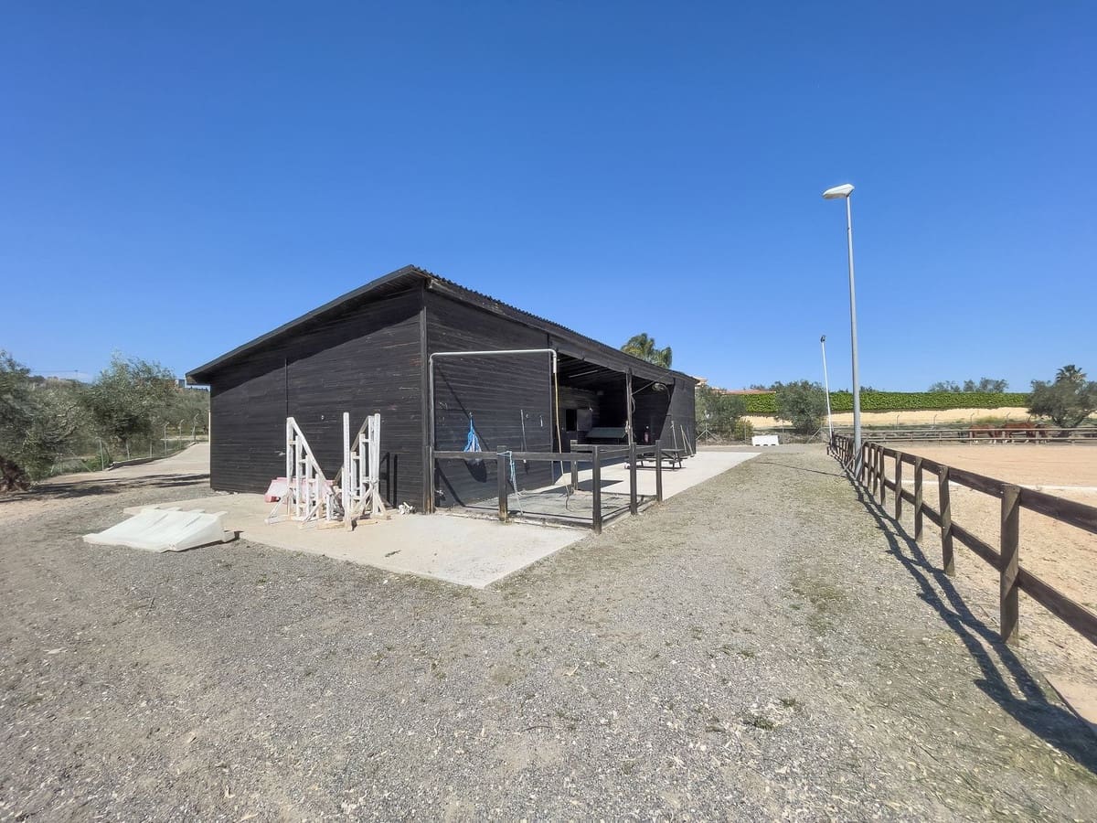 4 makuuhuone Huvila myytävänä paikassa Alhaurin el Grande mukana uima-altaan 
autotalli - 999 999 € (Ref: 8157827)