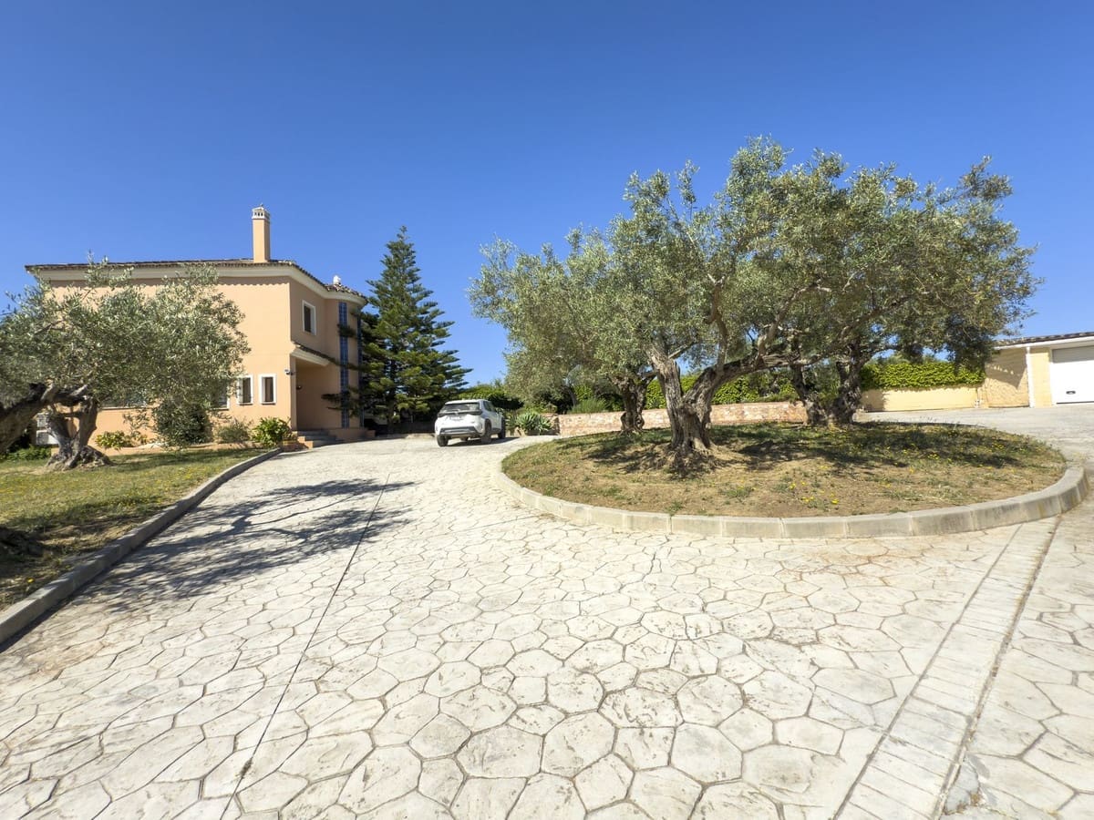 4 makuuhuone Huvila myytävänä paikassa Alhaurin el Grande mukana uima-altaan 
autotalli - 999 999 € (Ref: 8157827)