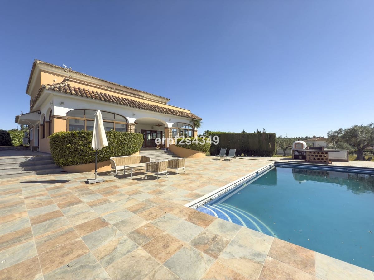 4 Zimmer Villa zu verkaufen in Alhaurin el Grande mit Pool Garage - 999.999 € (Ref: 8157827)