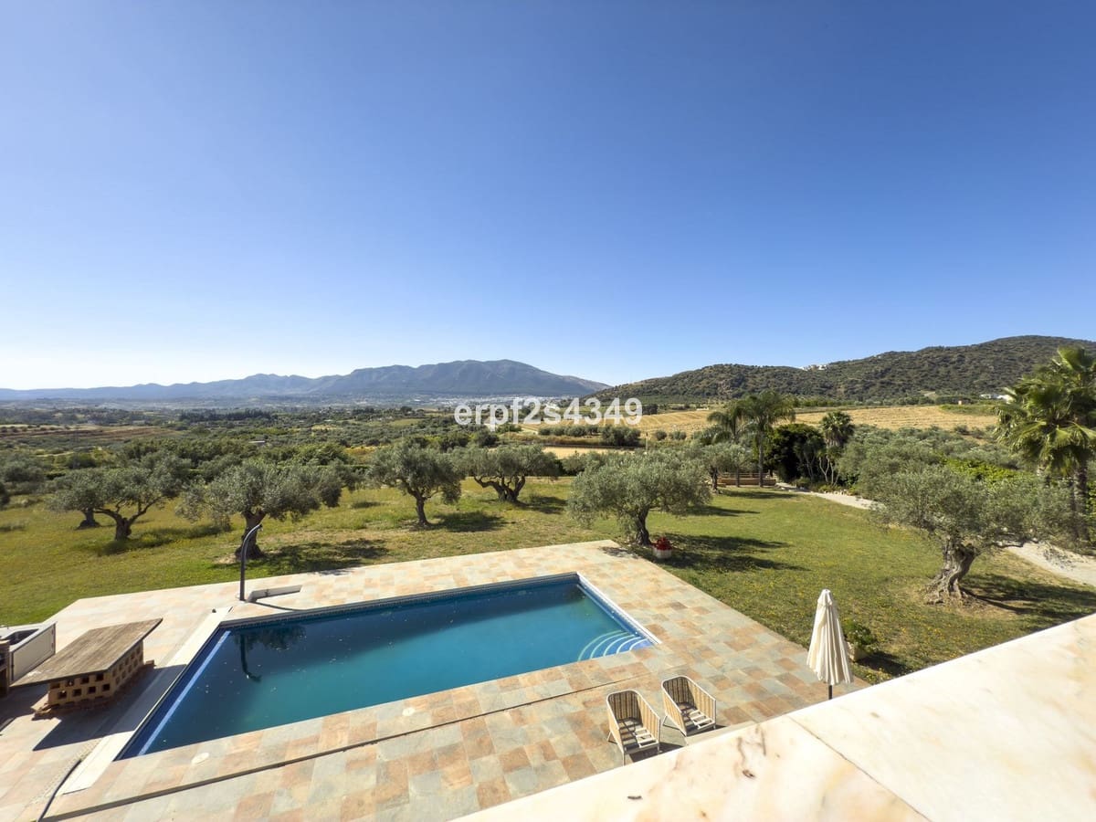 4 Zimmer Villa zu verkaufen in Alhaurin el Grande mit Pool Garage - 999.999 € (Ref: 8157827)