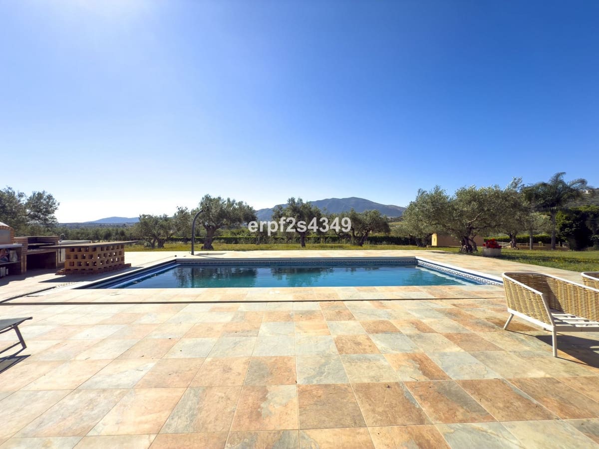 4 Zimmer Villa zu verkaufen in Alhaurin el Grande mit Pool Garage - 999.999 € (Ref: 8157827)