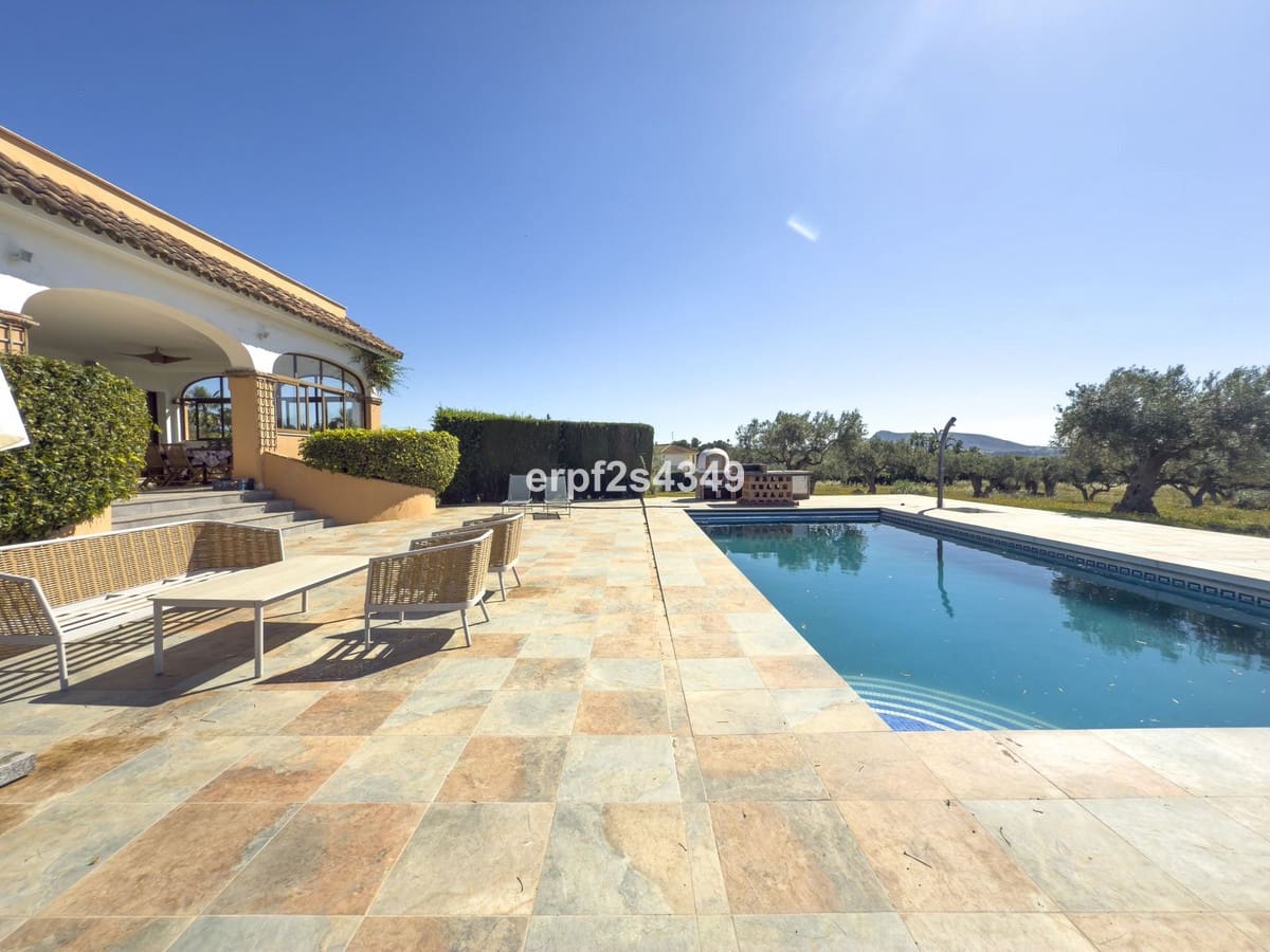 4 Zimmer Villa zu verkaufen in Alhaurin el Grande mit Pool Garage - 999.999 € (Ref: 8157827)