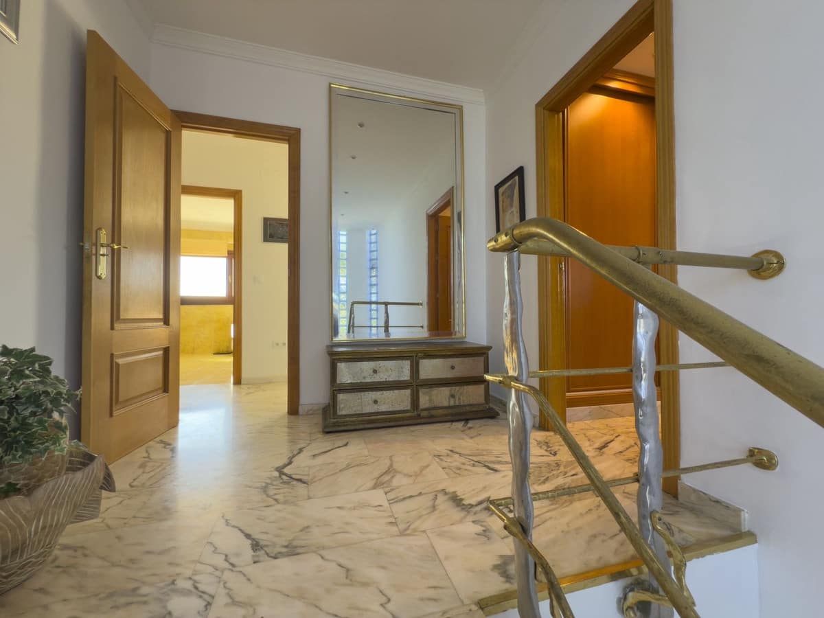 Chalet de 4 habitaciones en Alhaurín el Grande en venta con piscina garaje - 999.999 € (Ref: 8157827)