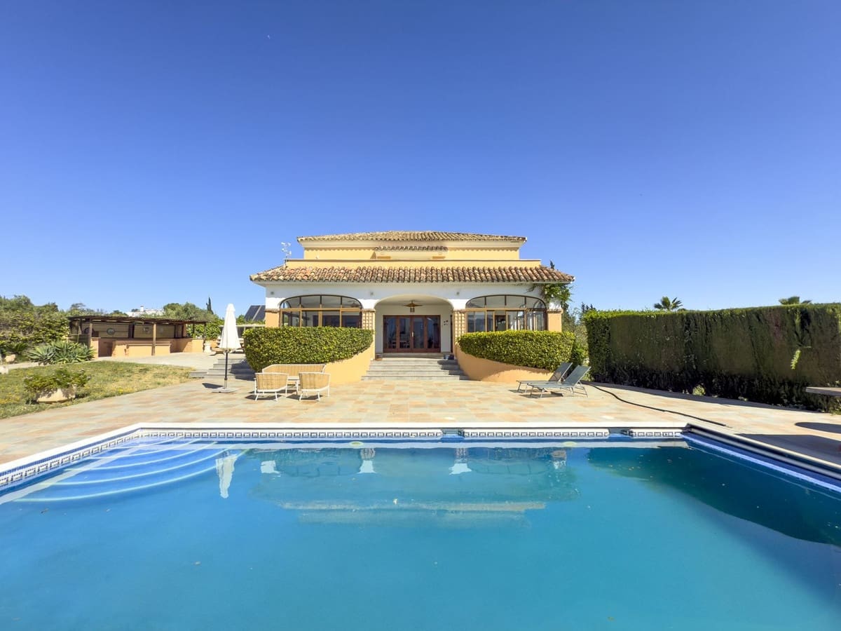 Chalet de 4 habitaciones en Alhaurín el Grande en venta con piscina garaje - 999.999 € (Ref: 8157827)