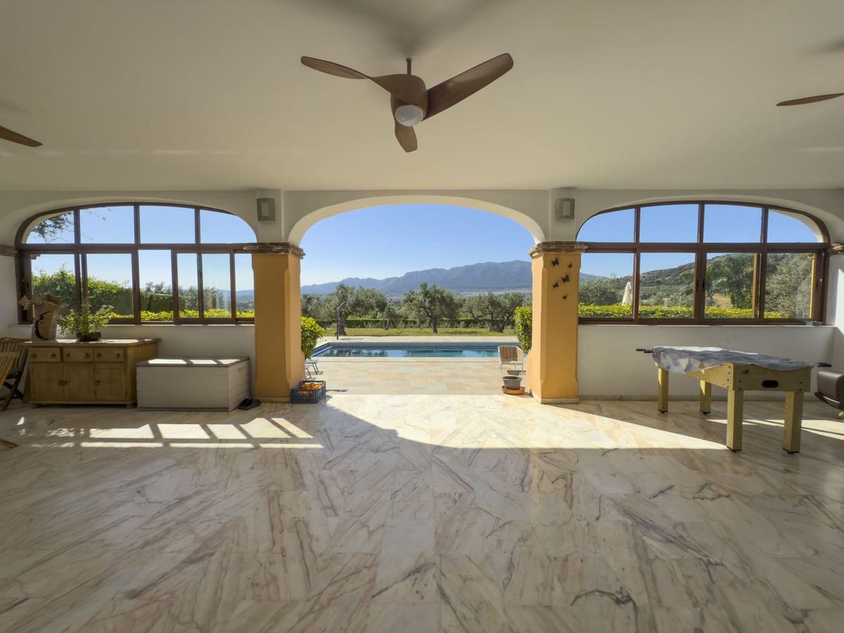 Chalet de 4 habitaciones en Alhaurín el Grande en venta con piscina garaje - 999.999 € (Ref: 8157827)