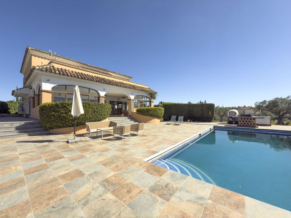 Chalet de 4 habitaciones en Alhaurín el Grande en venta con piscina garaje - 999.999 € (Ref: 8157827)