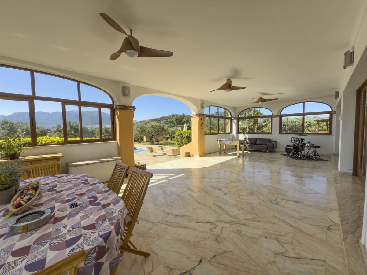 Chalet de 4 habitaciones en Alhaurín el Grande en venta con piscina garaje - 999.999 € (Ref: 8157827)