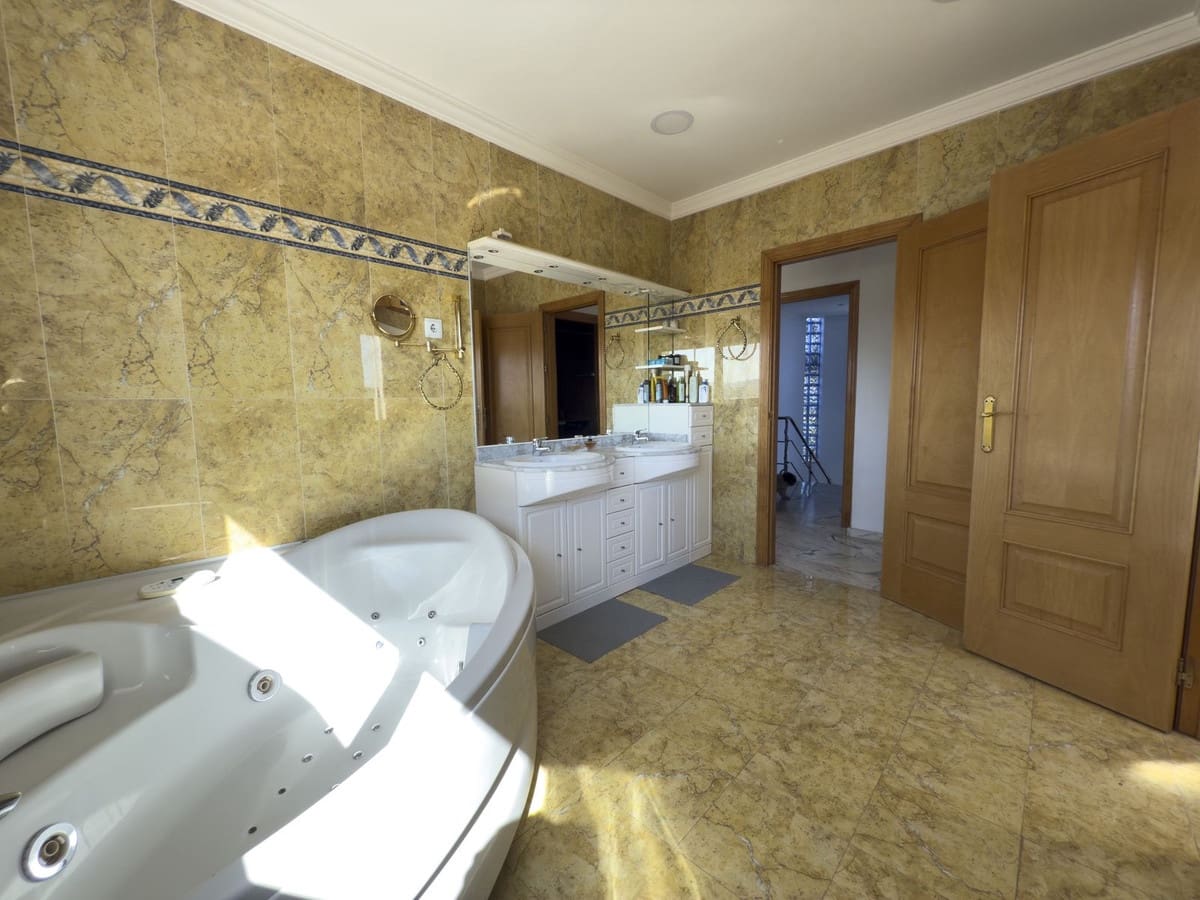 Chalet de 4 habitaciones en Alhaurín el Grande en venta con piscina garaje - 999.999 € (Ref: 8157827)