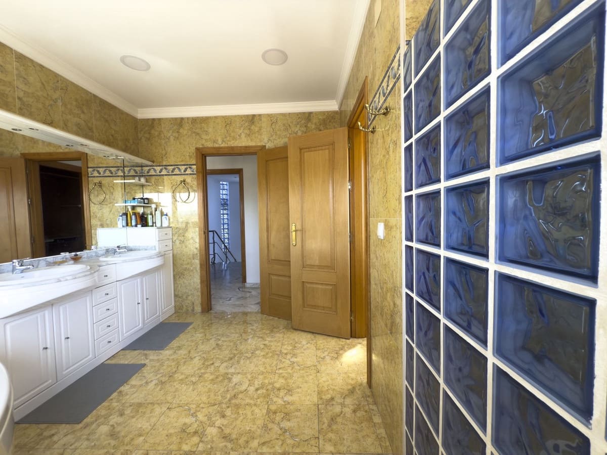 Chalet de 4 habitaciones en Alhaurín el Grande en venta con piscina garaje - 999.999 € (Ref: 8157827)