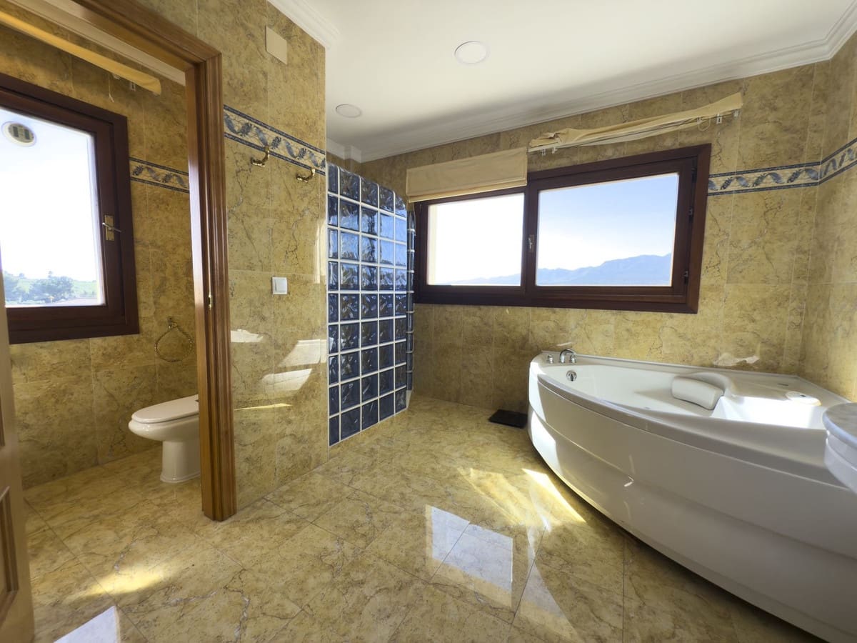 Chalet de 4 habitaciones en Alhaurín el Grande en venta con piscina garaje - 999.999 € (Ref: 8157827)