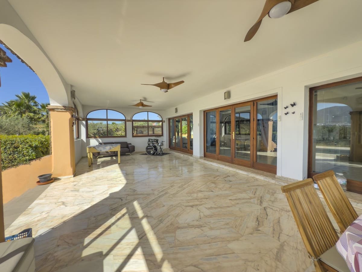 Chalet de 4 habitaciones en Alhaurín el Grande en venta con piscina garaje - 999.999 € (Ref: 8157827)