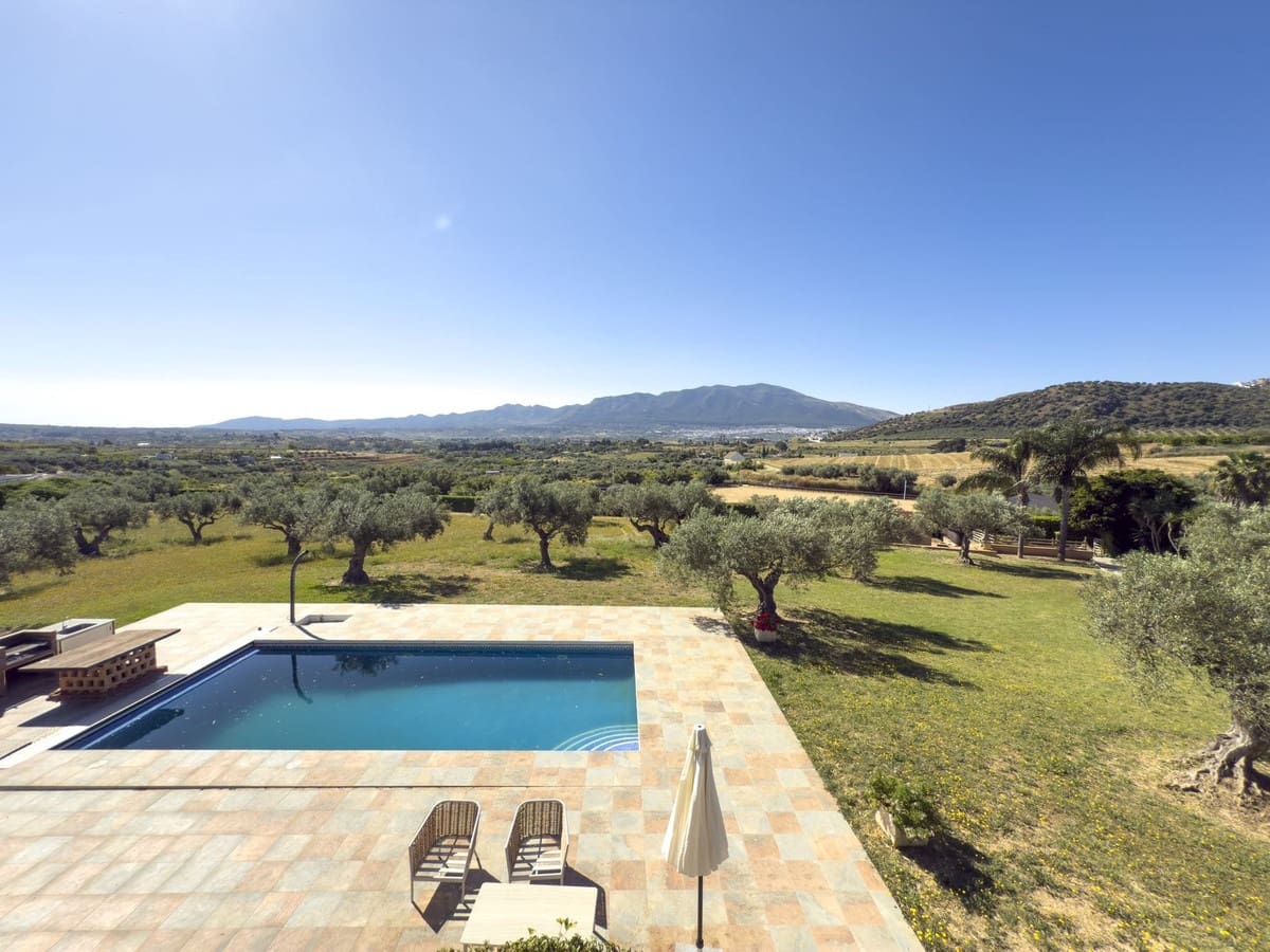 Chalet de 4 habitaciones en Alhaurín el Grande en venta con piscina garaje - 999.999 € (Ref: 8157827)