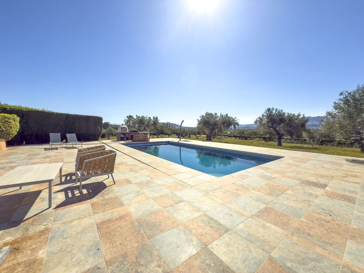 Chalet de 4 habitaciones en Alhaurín el Grande en venta con piscina garaje - 999.999 € (Ref: 8157827)