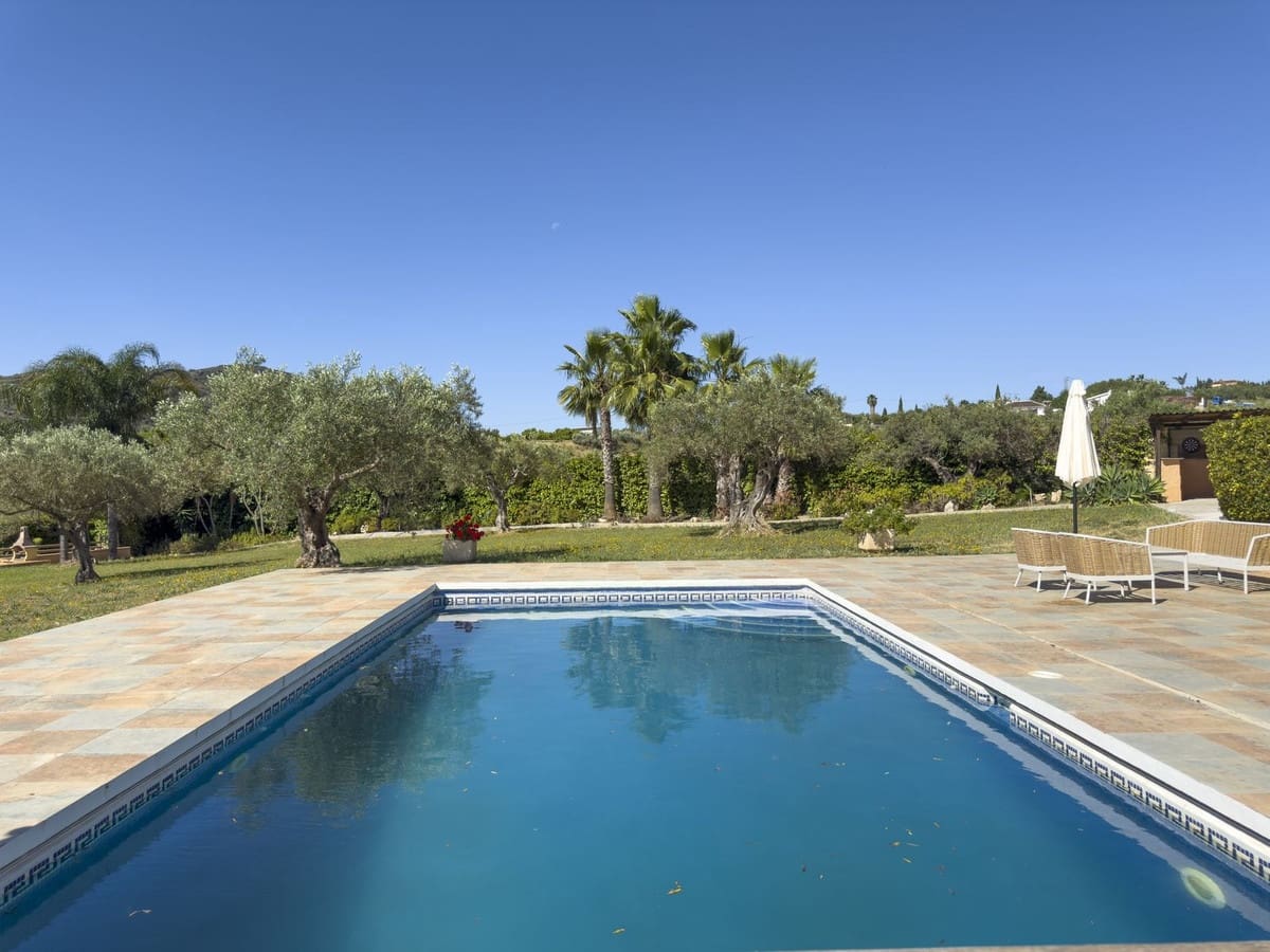 Chalet de 4 habitaciones en Alhaurín el Grande en venta con piscina garaje - 999.999 € (Ref: 8157827)