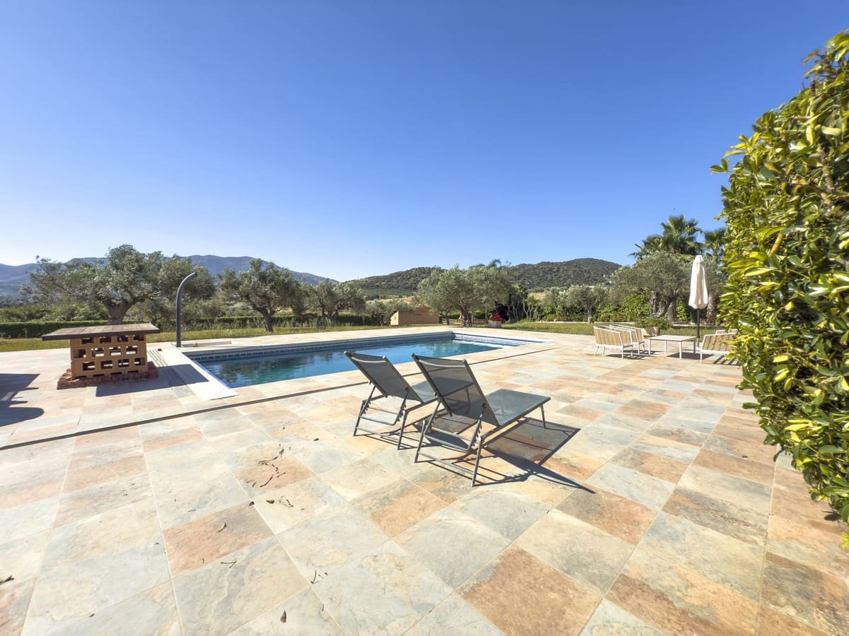 Chalet de 4 habitaciones en Alhaurín el Grande en venta con piscina garaje - 999.999 € (Ref: 8157827)