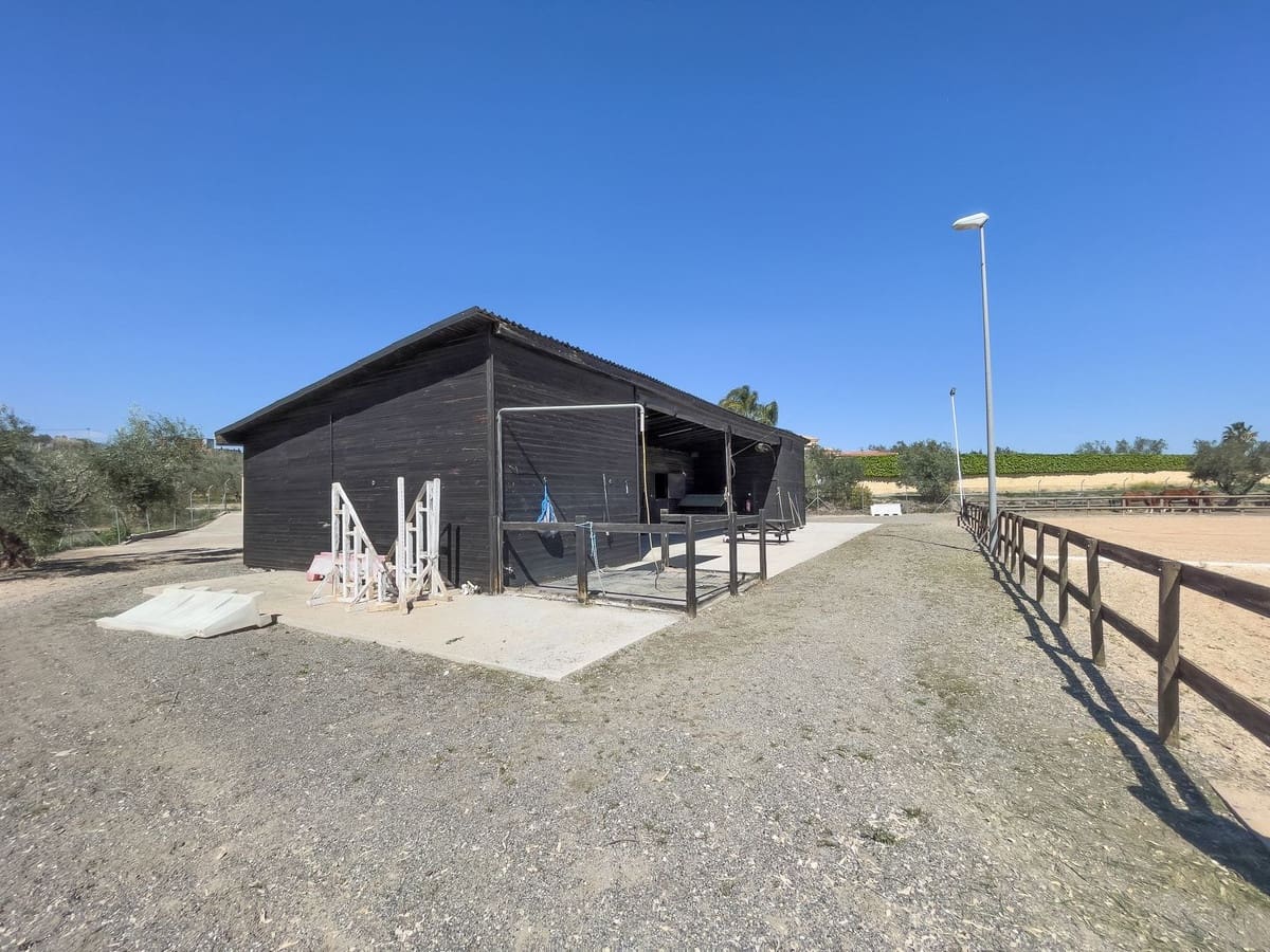 Chalet de 4 habitaciones en Alhaurín el Grande en venta con piscina garaje - 999.999 € (Ref: 8157827)