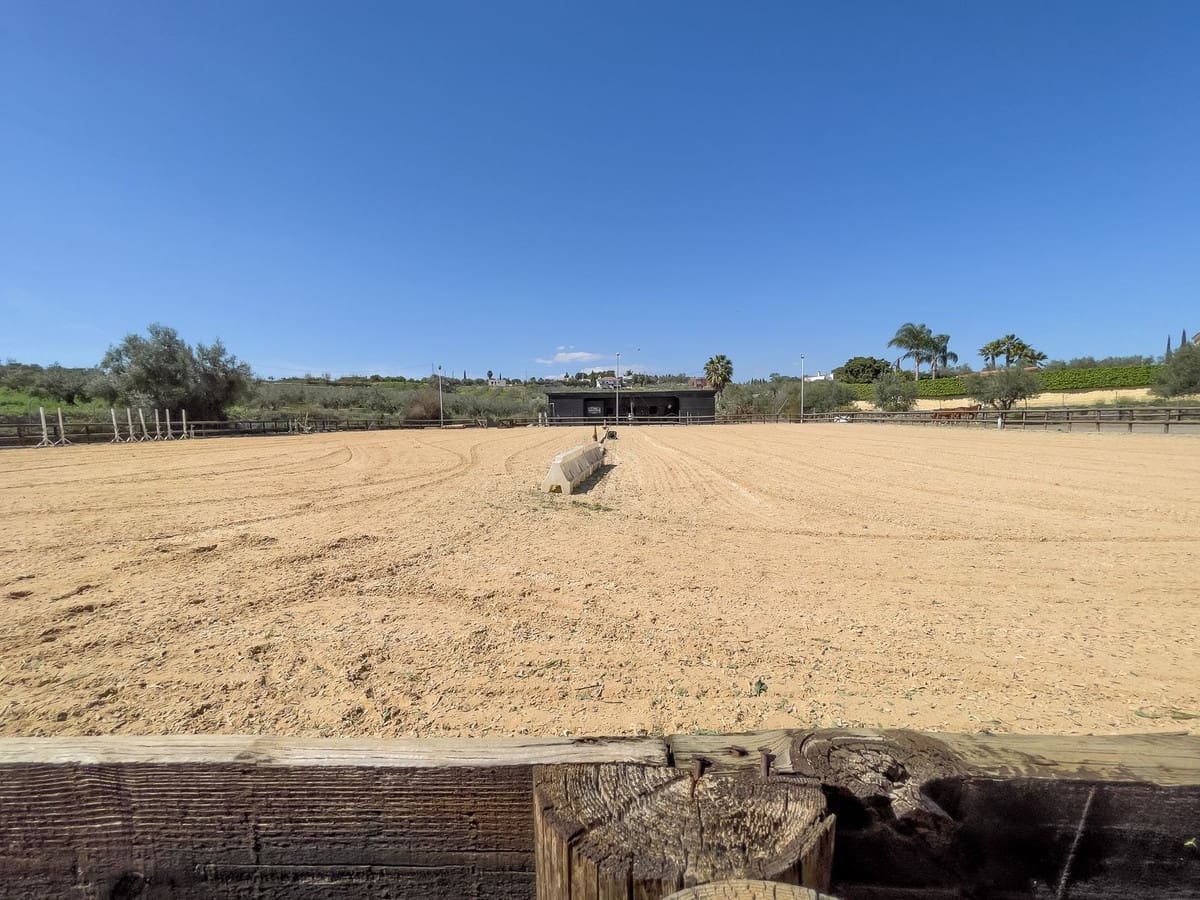 Chalet de 4 habitaciones en Alhaurín el Grande en venta con piscina garaje - 999.999 € (Ref: 8157827)