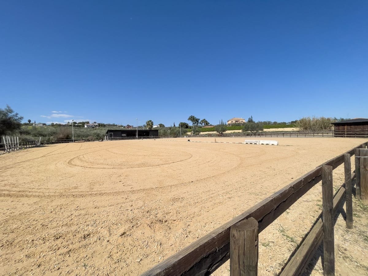 Chalet de 4 habitaciones en Alhaurín el Grande en venta con piscina garaje - 999.999 € (Ref: 8157827)