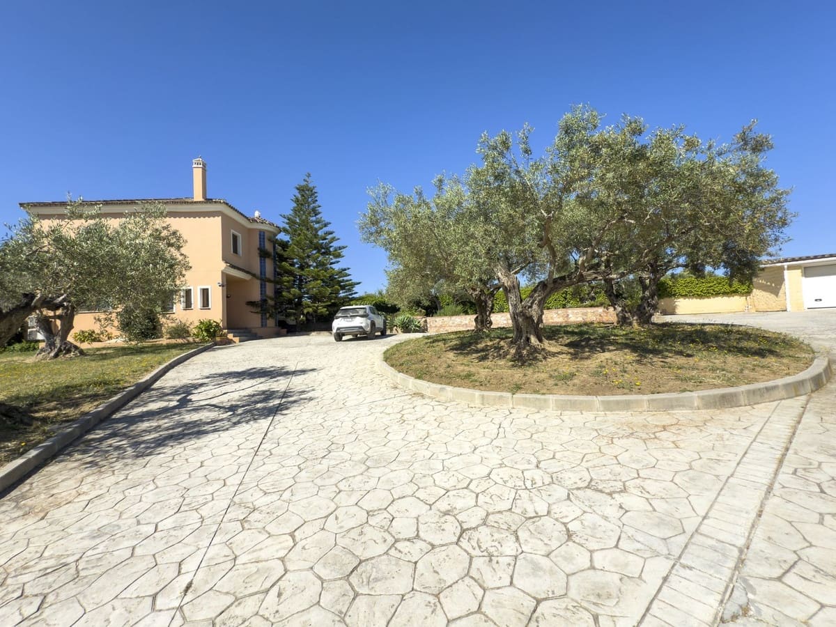 Chalet de 4 habitaciones en Alhaurín el Grande en venta con piscina garaje - 999.999 € (Ref: 8157827)