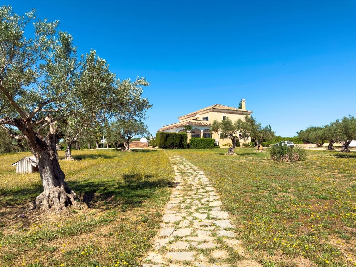 Chalet de 4 habitaciones en Alhaurín el Grande en venta con piscina garaje - 999.999 € (Ref: 8157827)