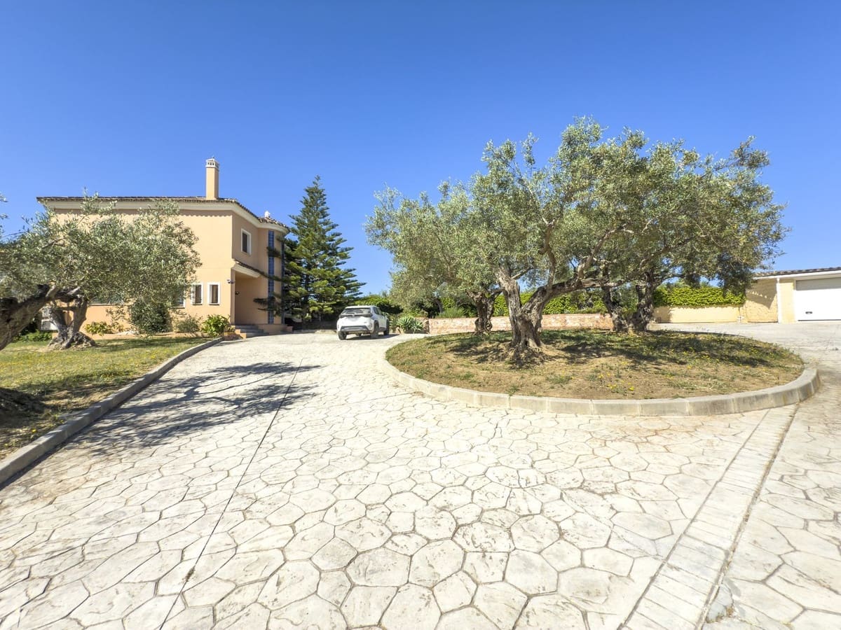 Chalet de 4 habitaciones en Alhaurín el Grande en venta con piscina garaje - 999.999 € (Ref: 8157827)