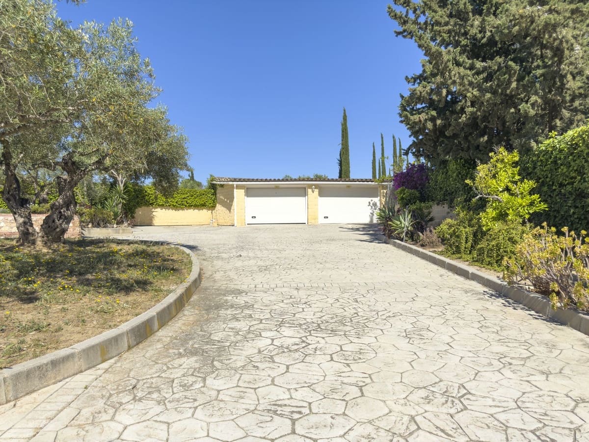 Chalet de 4 habitaciones en Alhaurín el Grande en venta con piscina garaje - 999.999 € (Ref: 8157827)