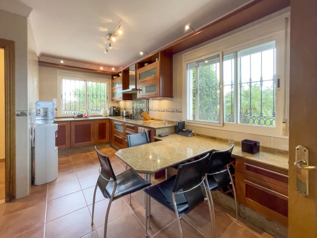 8 soveværelse Villa til salg i Monda med swimmingpool garage - € 875.000 (Ref: 8371955)