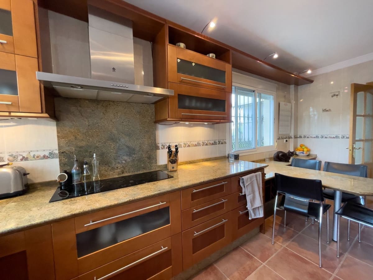 8 soveværelse Villa til salg i Monda med swimmingpool garage - € 875.000 (Ref: 8371955)