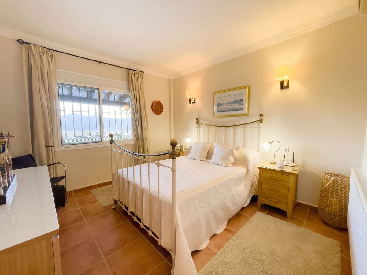 8 soveværelse Villa til salg i Monda med swimmingpool garage - € 875.000 (Ref: 8371955)