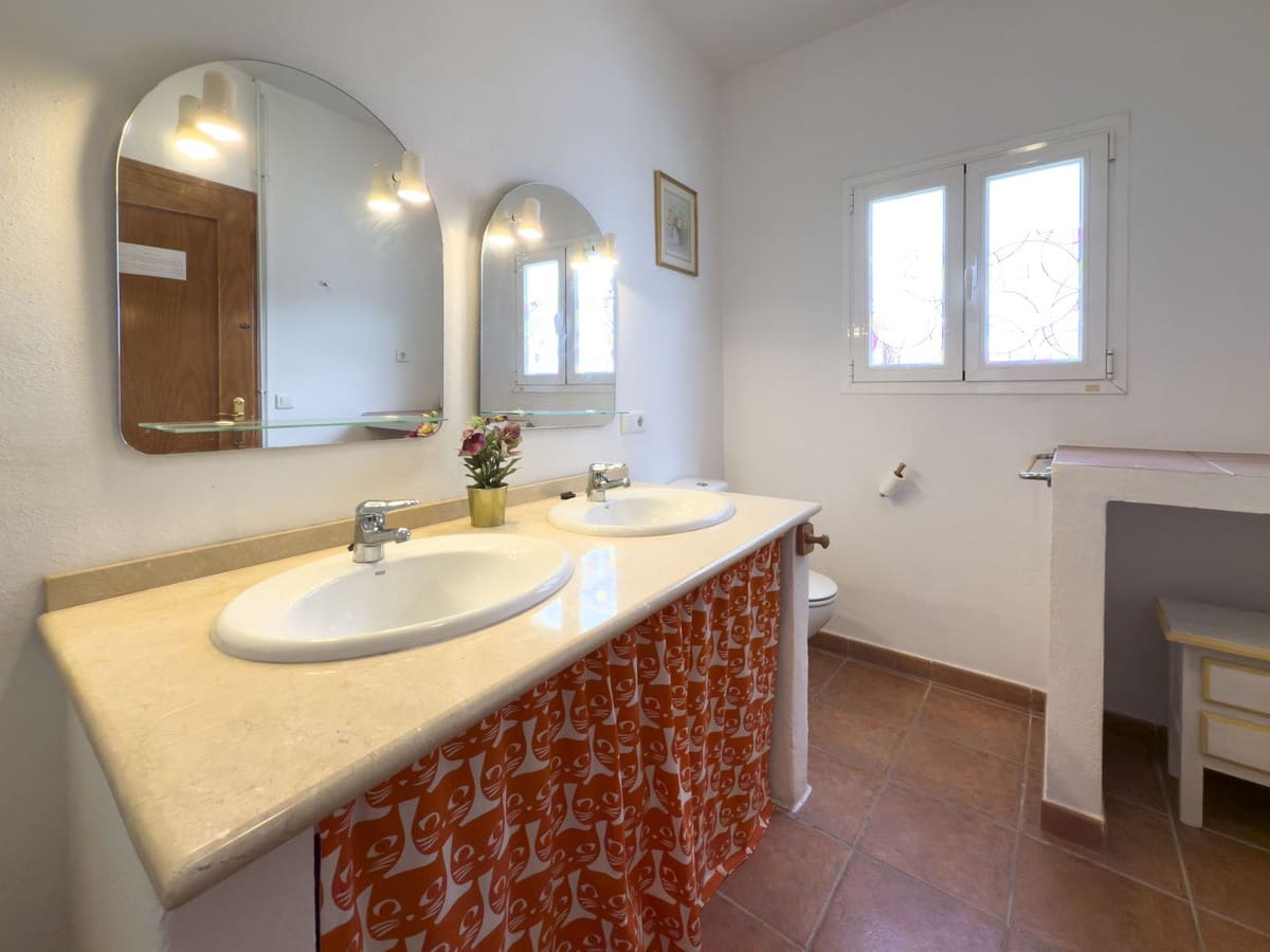 6 soveværelse Byhus til salg i Tolox - € 275.000 (Ref: 8912150)