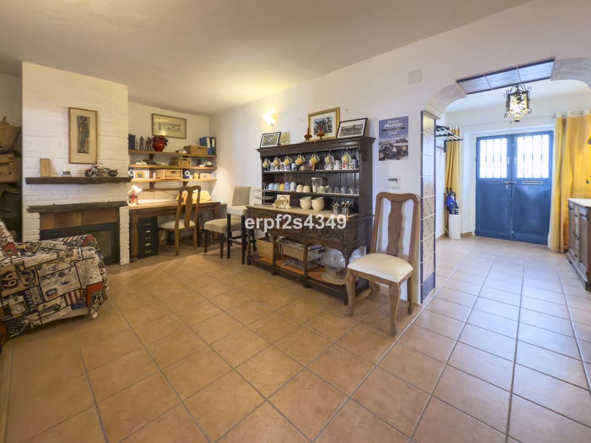 Casa de 6 habitaciones en Tolox en venta - 275.000 € (Ref: 8912150)